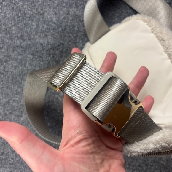 LULULEMON Light Ivory Fleece Sherpa Everywhere Belt Bag One Size - Picture 7 of 12